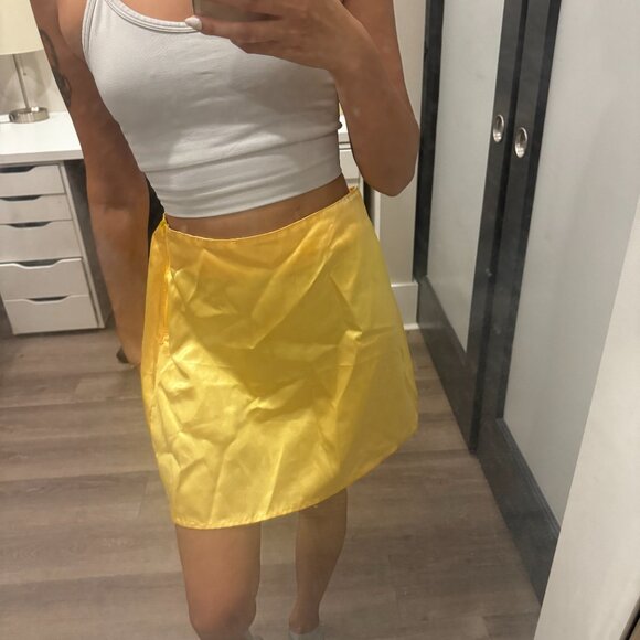 handmade yellow gold mini skirt with side zipper - Picture 2 of 3